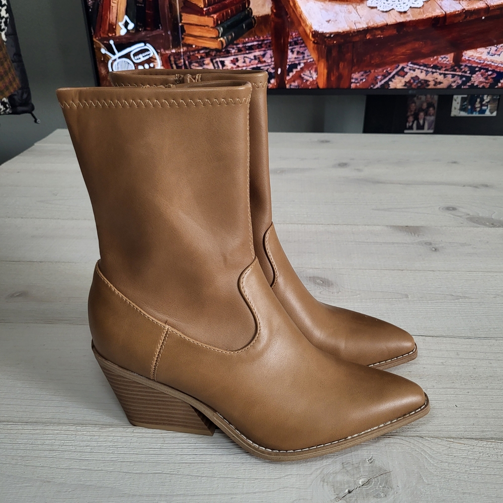 NWT Universal Thread Women's Boots Memory Foam Western Casual.